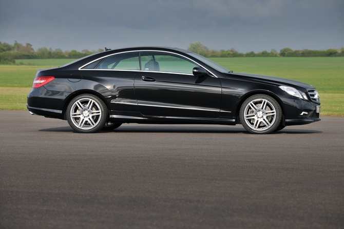 Mercedes-Benz E200 Coupe CGI BlueEFF. Sport Mercedes-Benz E200 Coupe CGI BlueEFF. Sport