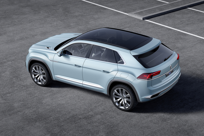The new powertrain combines a 3.6-liter V6 petrol engine and two electric motors The new powertrain combines a 3.6-liter V6 petrol engine and two electric motors