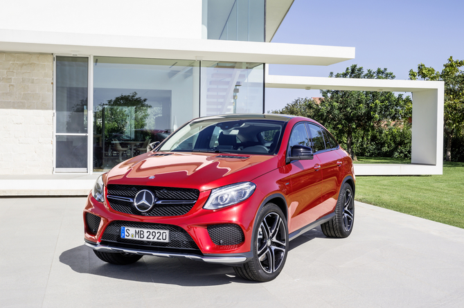 A discreet SUV reference is made by the chrome-plated underride guard in the front and rear A discreet SUV reference is made by the chrome-plated underride guard in the front and rear