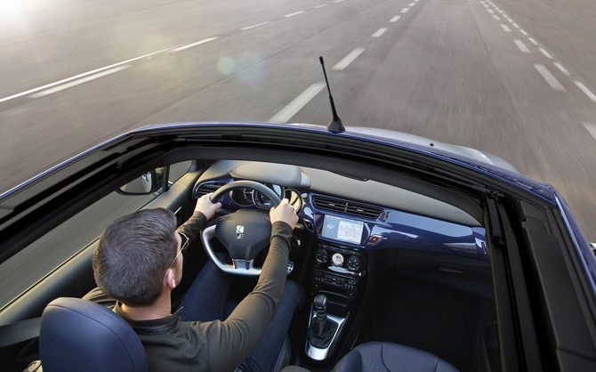 La fermeture totale de la toile ne prend que 16 secondes et cette opération est possible jusqu’à une vitesse de 120 km/h. La fermeture totale de la toile ne prend que 16 secondes et cette opération est possible jusqu’à une vitesse de 120 km/h.
