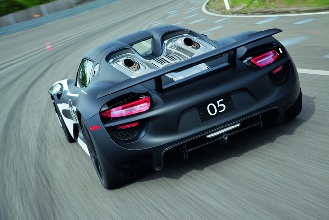 A saída dos escapes no cimo do carro é uma das características mais espetaculares do 918 A saída dos escapes no cimo do carro é uma das características mais espetaculares do 918