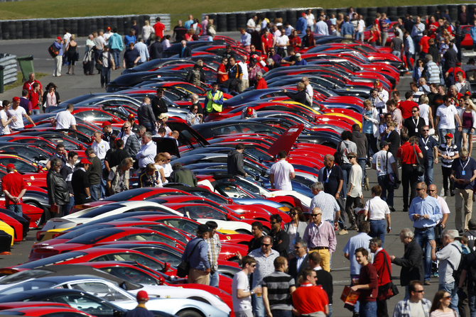 Quase toda a extensão do circuito de Silverstone foi preenchida com Ferraris Quase toda a extensão do circuito de Silverstone foi preenchida com Ferraris