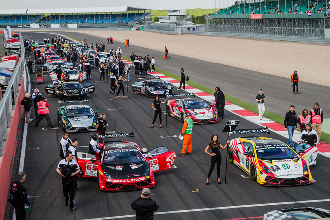 Newey era um dos pilotos VIP convidados da corrida Super Trofeo em Silverstone Newey era um dos pilotos VIP convidados da corrida Super Trofeo em Silverstone