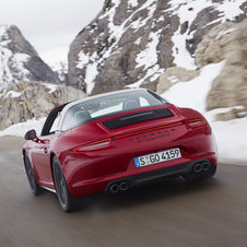 O Targa 4 GTS consegue atingir uma velocidade máxima superior aos 300 km/h com a transmissão PDK e acelerar dos zero aos 100 km/h em 4,3 segundos