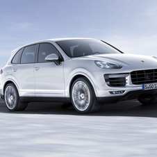 O Turbo S recebe uma versão atualizada do motor de 4,8 litros V8 biturbo que agora debita 570cv e 800Nm de binário