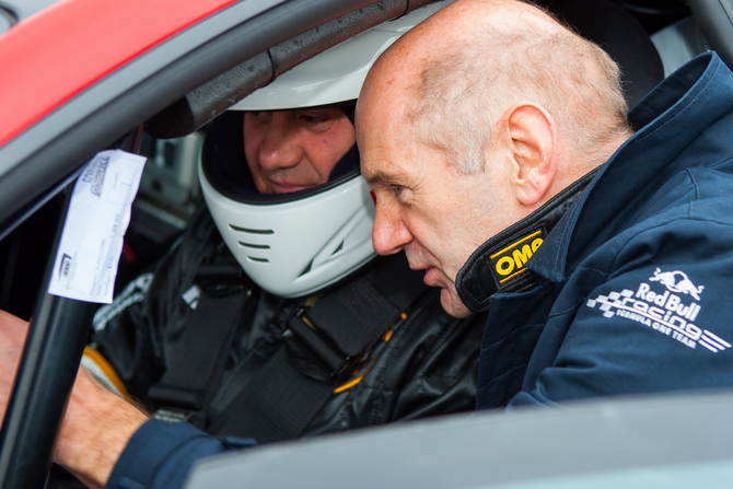 Newey já venceu nove títulos mundias na Fórmula 1 e outros no CART e no IMSA Newey já venceu nove títulos mundias na Fórmula 1 e outros no CART e no IMSA