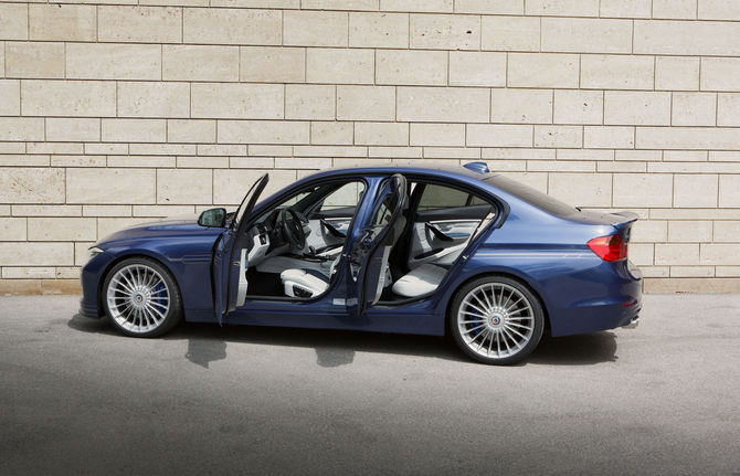 Alpina oferece um interior de couro cosido à mão Alpina oferece um interior de couro cosido à mão