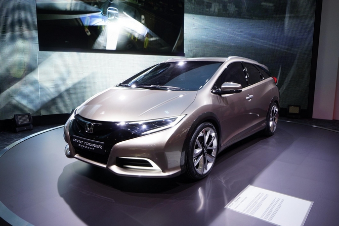 A versão de produção do Civic Tourer será apresentada em Frankfurt A versão de produção do Civic Tourer será apresentada em Frankfurt