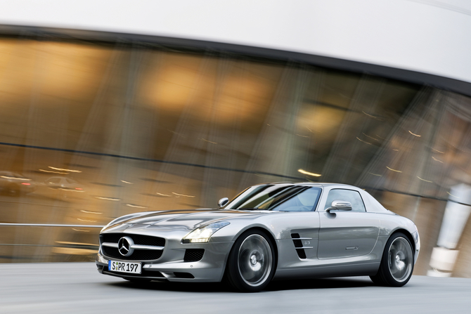 O novo SLC vai levar o design do SLS para um nível de mercado mais acessível O novo SLC vai levar o design do SLS para um nível de mercado mais acessível