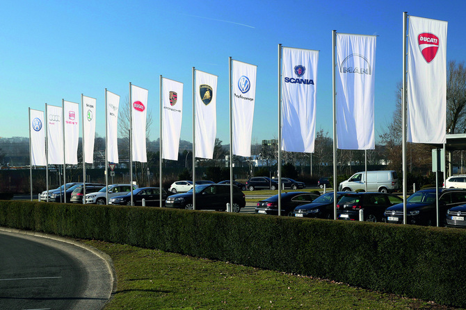 Volkswagen é a maior fabricante de automóveis do mundo com um toal de 10.3 milhões de carros vendidos em 2016 Volkswagen é a maior fabricante de automóveis do mundo com um toal de 10.3 milhões de carros vendidos em 2016