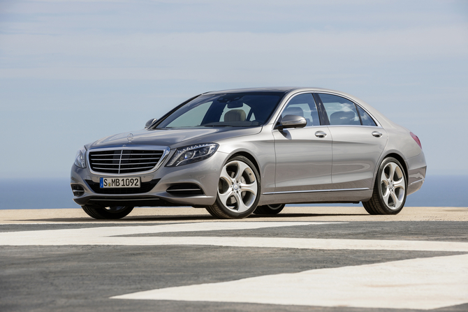 Com a versão plug-in, o novo Mercedes Classe S passa a contar com três variantes híbridas Com a versão plug-in, o novo Mercedes Classe S passa a contar com três variantes híbridas