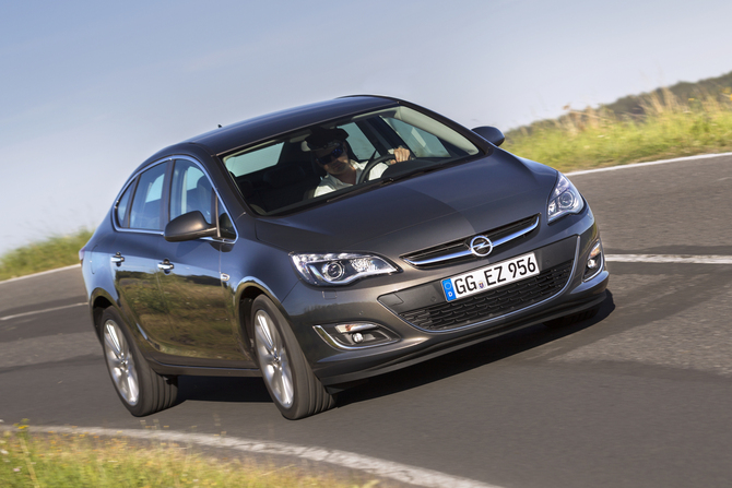 Opel Astra Sedan 1.6 CDTI Cosmo Opel Astra Sedan 1.6 CDTI Cosmo