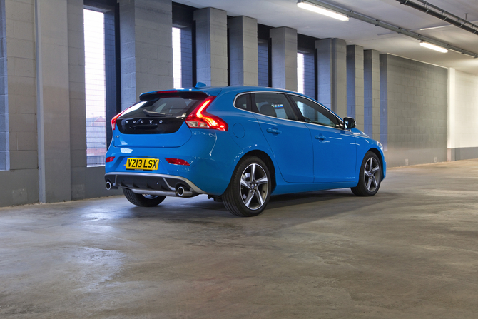 Volvo V40 D4 R-Design Volvo V40 D4 R-Design
