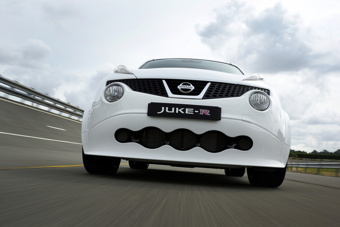 O carro recebe um kit de carroçaria próprio O carro recebe um kit de carroçaria próprio