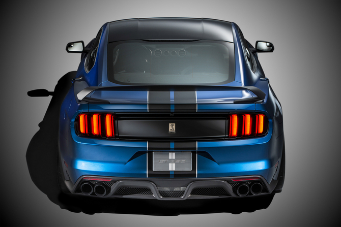 Compared to the GT350, Ford managed to reduce 59kg of weight in the GT350R Compared to the GT350, Ford managed to reduce 59kg of weight in the GT350R