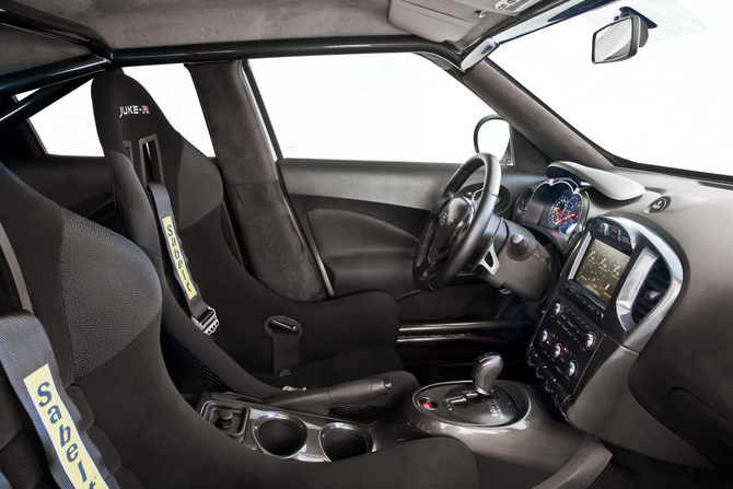 O interior do Juke-R inclui uma gaiola de segurança aprovada pela FIA O interior do Juke-R inclui uma gaiola de segurança aprovada pela FIA