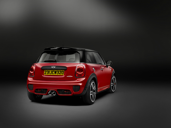 Equipping the John Cooper Works, MINI put a revised version of the 2.0-liter four-cylinder Cooper S engine with an output of 231hp Equipping the John Cooper Works, MINI put a revised version of the 2.0-liter four-cylinder Cooper S engine with an output of 231hp