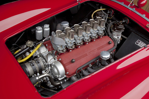 O carro vinha com um motor 3.0l V12 e o motor original, um 2.5l de quatro cilindros em linha de 225cv