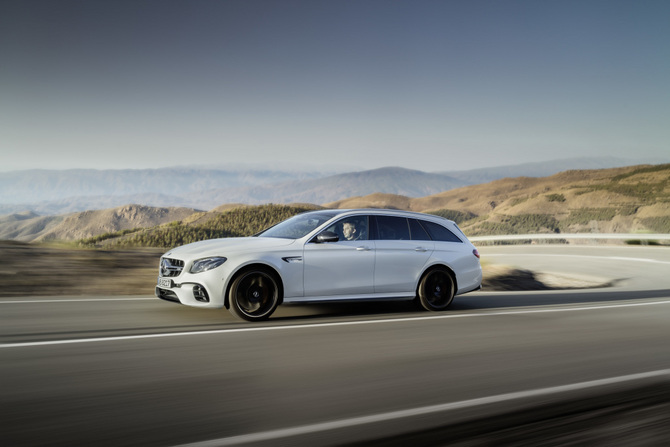 A versão S 4Matic+ foi equipada com o modo adiciona de condução Race, específica para circuito A versão S 4Matic+ foi equipada com o modo adiciona de condução Race, específica para circuito