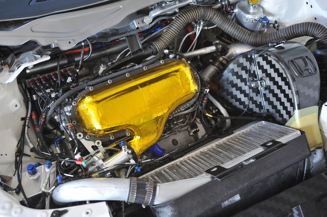 Honda präsentiert den neuen Motor des Civic WTCC Honda präsentiert den neuen Motor des Civic WTCC