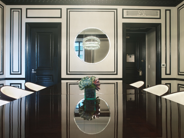 The dining room also uses Bentley's wood accents The dining room also uses Bentley's wood accents