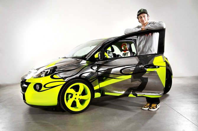 Rossi criou um Adam personalizado para reverter para caridade Rossi criou um Adam personalizado para reverter para caridade