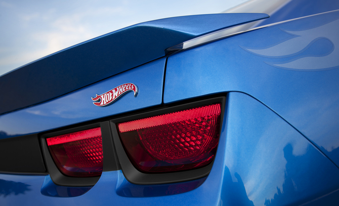 A versão coupé recebe o spoiler traseiro do ZL1 A versão coupé recebe o spoiler traseiro do ZL1
