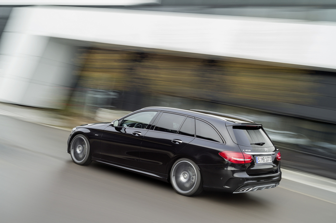 The C450 AMG 4MATIC sedan can reach 100km/h in 4.9 seconds, while the estate version does it in 5.0 seconds The C450 AMG 4MATIC sedan can reach 100km/h in 4.9 seconds, while the estate version does it in 5.0 seconds