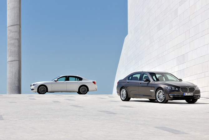 La nouvelle BMW Série 7 (version limousine à droite) La nouvelle BMW Série 7 (version limousine à droite)