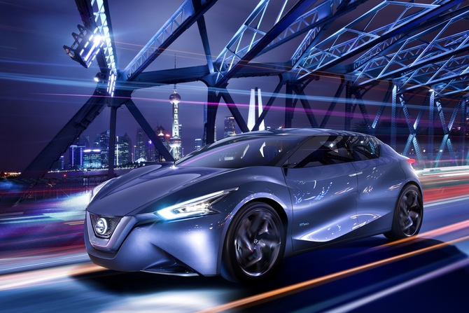 A Nissan criou o Friend-ME para ficar mais bonito com o reflexo das luzes da cidade à noite A Nissan criou o Friend-ME para ficar mais bonito com o reflexo das luzes da cidade à noite