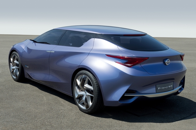 O carro tem uma traseira curta de design fastback e uma linha de tejadilho comprida O carro tem uma traseira curta de design fastback e uma linha de tejadilho comprida