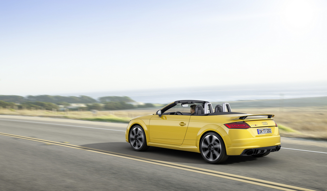 Com 400cv e 480Nm de binário os novos TT RS conseguem chegar aos 100km/h em 3,7 segundos Com 400cv e 480Nm de binário os novos TT RS conseguem chegar aos 100km/h em 3,7 segundos