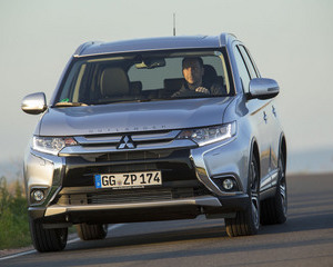 Outlander 2WD 2.2 DI-D Instyle Navi Black Edition