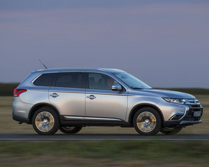 Outlander 2WD 2.2 DI-D Instyle Navi Black Edition